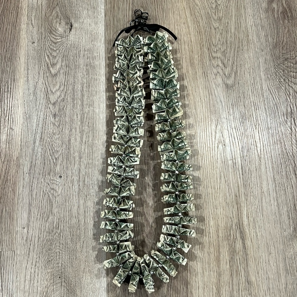 Silver-Graduation money lei